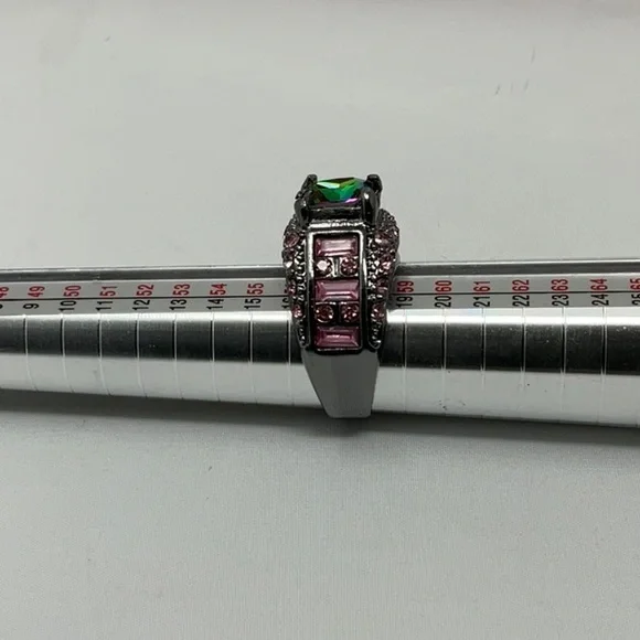 Sparkly multicolored fashion ring, size 8 - Picture 2 of 5